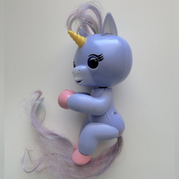 Fingerlings Baby Unicorn Interactive Exclusive Figure [Light-Up] - Picture 4 of 6